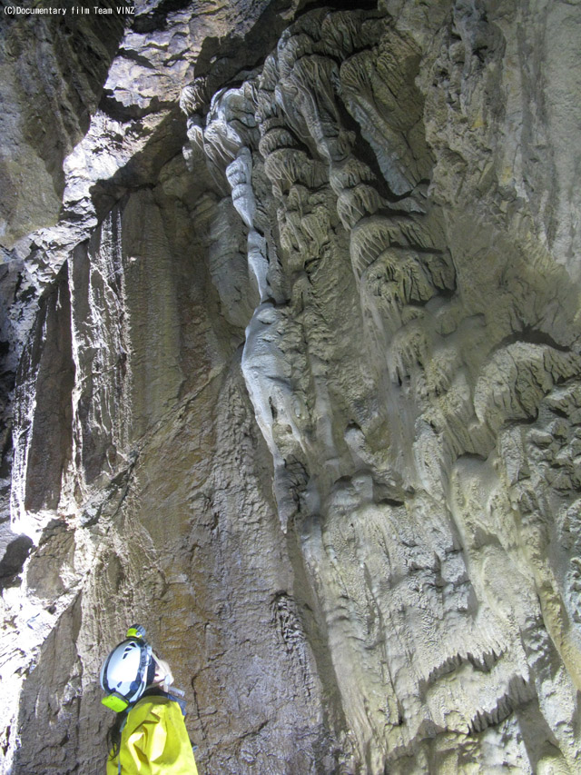 ナベイケ洞　竪穴を降りた先には立派な鍾乳石が出迎える。